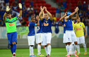 Cruzeiro venceu Atltico-PR de virada, por 3 a 2, e fez festa da torcida em Braslia