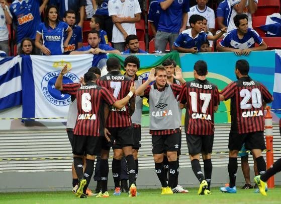 Cruzeiro venceu Atltico-PR de virada, por 3 a 2, e fez festa da torcida em Braslia