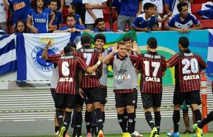 Cruzeiro venceu Atltico-PR de virada, por 3 a 2, e fez festa da torcida em Braslia