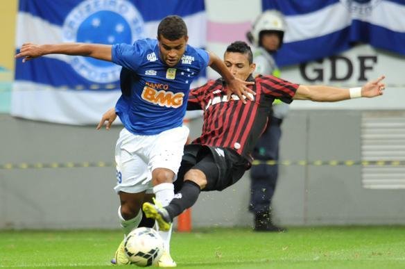 Cruzeiro venceu Atltico-PR de virada, por 3 a 2, e fez festa da torcida em Braslia