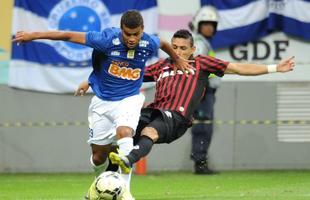 Cruzeiro venceu Atltico-PR de virada, por 3 a 2, e fez festa da torcida em Braslia