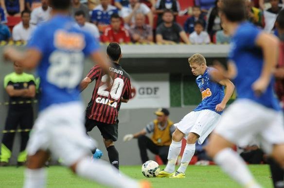 Cruzeiro venceu Atltico-PR de virada, por 3 a 2, e fez festa da torcida em Braslia