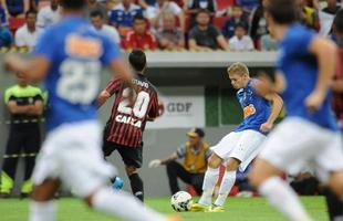 Cruzeiro venceu Atltico-PR de virada, por 3 a 2, e fez festa da torcida em Braslia