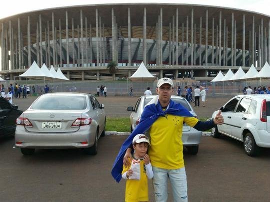 Cruzeiro venceu Atltico-PR de virada, por 3 a 2, e fez festa da torcida em Braslia