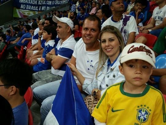 Cruzeiro venceu Atltico-PR de virada, por 3 a 2, e fez festa da torcida em Braslia