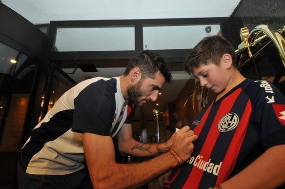 Torcedores deram muito incentivo aos jogadores no hotel Ouro Minas. Depois, San Lorenzo treinou por cerca de 50 minutos no Mineiro, onde decide, nesta quarta, contra o Cruzeiro, uma vaga na semifinal da Libertadores