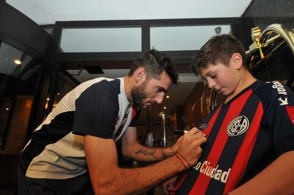 Torcedores deram muito incentivo aos jogadores no hotel Ouro Minas. Depois, San Lorenzo treinou por cerca de 50 minutos no Mineiro, onde decide, nesta quarta, contra o Cruzeiro, uma vaga na semifinal da Libertadores