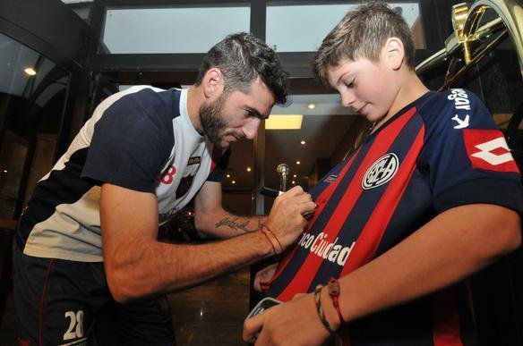 Torcedores deram muito incentivo aos jogadores no hotel Ouro Minas. Depois, San Lorenzo treinou por cerca de 50 minutos no Mineiro, onde decide, nesta quarta, contra o Cruzeiro, uma vaga na semifinal da Libertadores