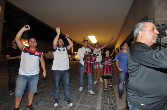 Torcedores deram muito incentivo aos jogadores no hotel Ouro Minas. Depois, San Lorenzo treinou por cerca de 50 minutos no Mineiro, onde decide, nesta quarta, contra o Cruzeiro, uma vaga na semifinal da Libertadores