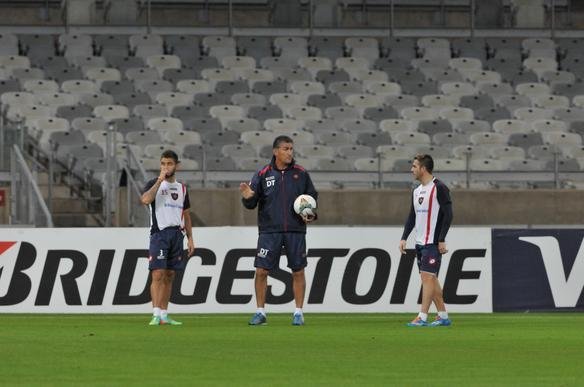Torcedores deram muito incentivo aos jogadores no hotel Ouro Minas. Depois, San Lorenzo treinou por cerca de 50 minutos no Mineiro, onde decide, nesta quarta, contra o Cruzeiro, uma vaga na semifinal da Libertadores