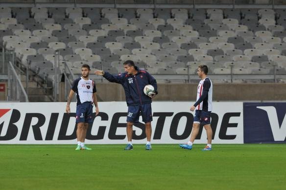 Torcedores deram muito incentivo aos jogadores no hotel Ouro Minas. Depois, San Lorenzo treinou por cerca de 50 minutos no Mineiro, onde decide, nesta quarta, contra o Cruzeiro, uma vaga na semifinal da Libertadores