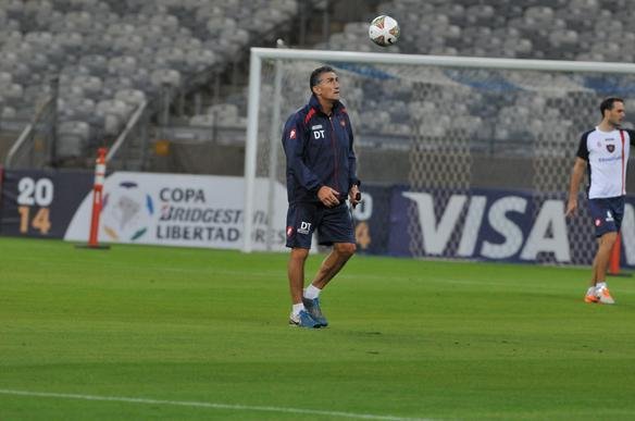 Torcedores deram muito incentivo aos jogadores no hotel Ouro Minas. Depois, San Lorenzo treinou por cerca de 50 minutos no Mineiro, onde decide, nesta quarta, contra o Cruzeiro, uma vaga na semifinal da Libertadores