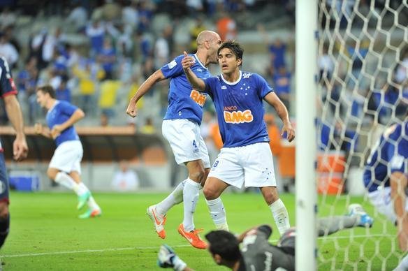 Imagens do gol do Cruzeiro, marcado por Bruno Rodrigo
