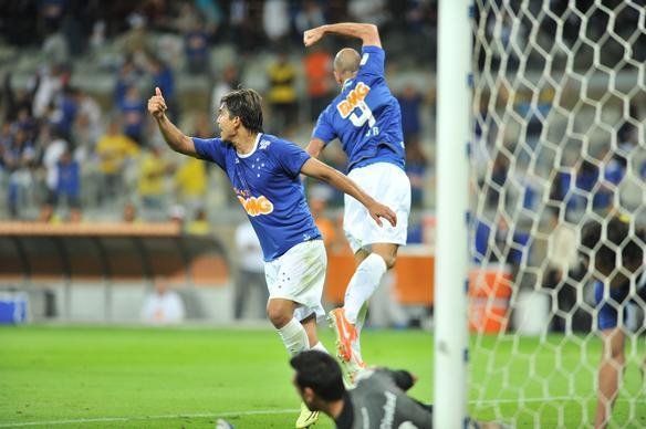 Imagens do gol do Cruzeiro, marcado por Bruno Rodrigo