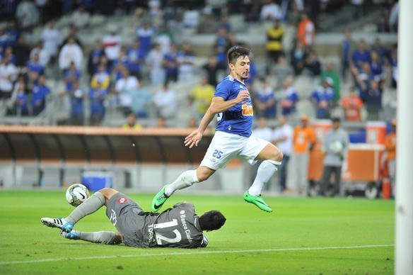 Imagens do empate por 1 a 1 entre Cruzeiro e San Lorenzo, no Mineiro