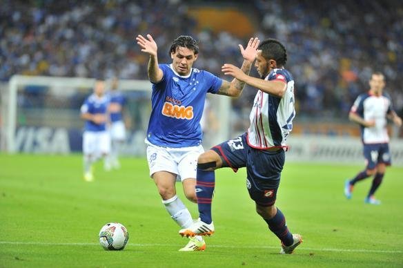 Imagens do empate por 1 a 1 entre Cruzeiro e San Lorenzo, no Mineiro