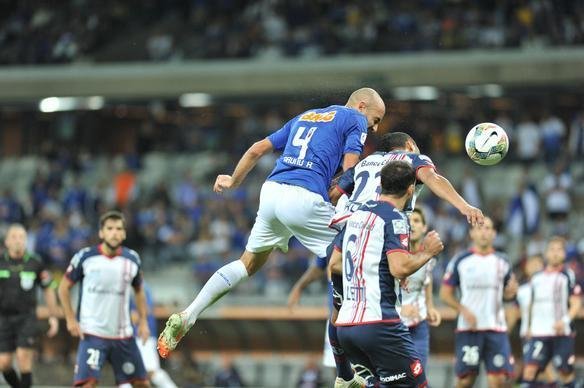 Imagens do empate por 1 a 1 entre Cruzeiro e San Lorenzo, no Mineiro