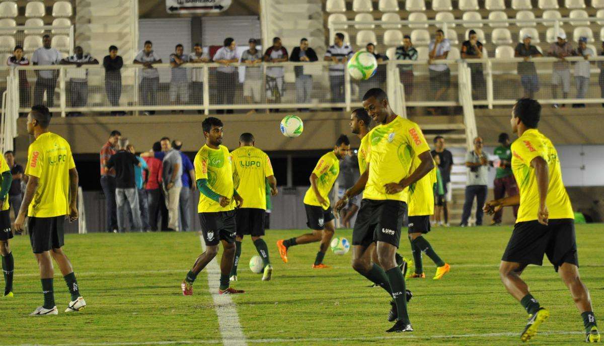 O Amrica deu sequncia  sua preparao para enfrentar o Nutico, no sbado, pela nona rodada da Srie B do Campeonato Brasileiro. Na noite desta quinta-feira, os jogadores fizeram um treino no Estdio Soares Azevedo, em Muria, na Zona da Mata mineira. No houve realizao de coletivo, mas sim atividades de toque de bola, finalizaes, cruzamentos e bolas paradas. Na manh desta sexta, os atletas trabalham pela ltima vez e retornam  concentrao. Lder da Segunda Diviso, o Coelho pegar o Timbu s 16h20 de sbado.