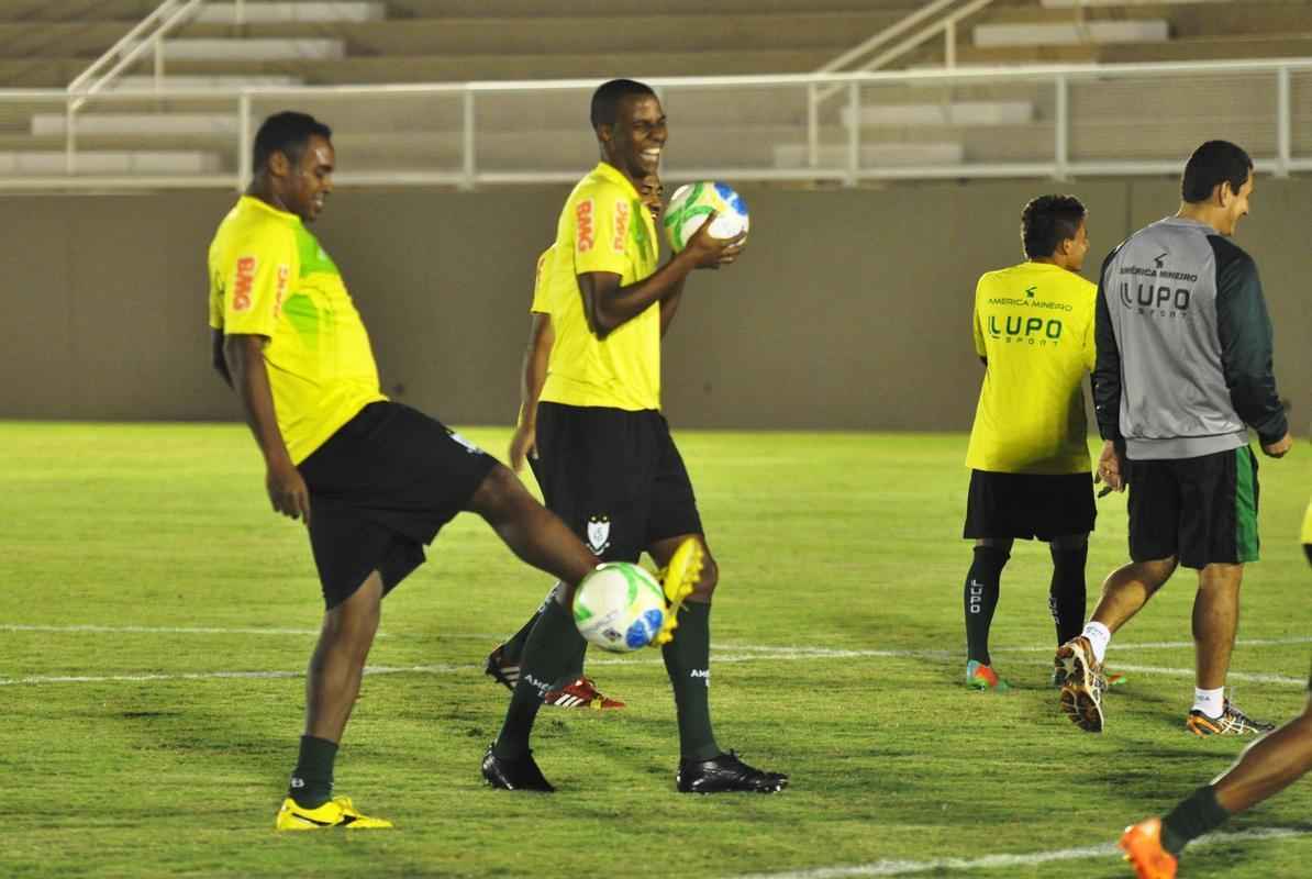 O Amrica deu sequncia  sua preparao para enfrentar o Nutico, no sbado, pela nona rodada da Srie B do Campeonato Brasileiro. Na noite desta quinta-feira, os jogadores fizeram um treino no Estdio Soares Azevedo, em Muria, na Zona da Mata mineira. No houve realizao de coletivo, mas sim atividades de toque de bola, finalizaes, cruzamentos e bolas paradas. Na manh desta sexta, os atletas trabalham pela ltima vez e retornam  concentrao. Lder da Segunda Diviso, o Coelho pegar o Timbu s 16h20 de sbado.