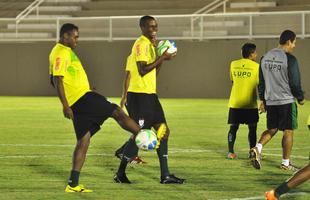 O Amrica deu sequncia  sua preparao para enfrentar o Nutico, no sbado, pela nona rodada da Srie B do Campeonato Brasileiro. Na noite desta quinta-feira, os jogadores fizeram um treino no Estdio Soares Azevedo, em Muria, na Zona da Mata mineira. No houve realizao de coletivo, mas sim atividades de toque de bola, finalizaes, cruzamentos e bolas paradas. Na manh desta sexta, os atletas trabalham pela ltima vez e retornam  concentrao. Lder da Segunda Diviso, o Coelho pegar o Timbu s 16h20 de sbado.