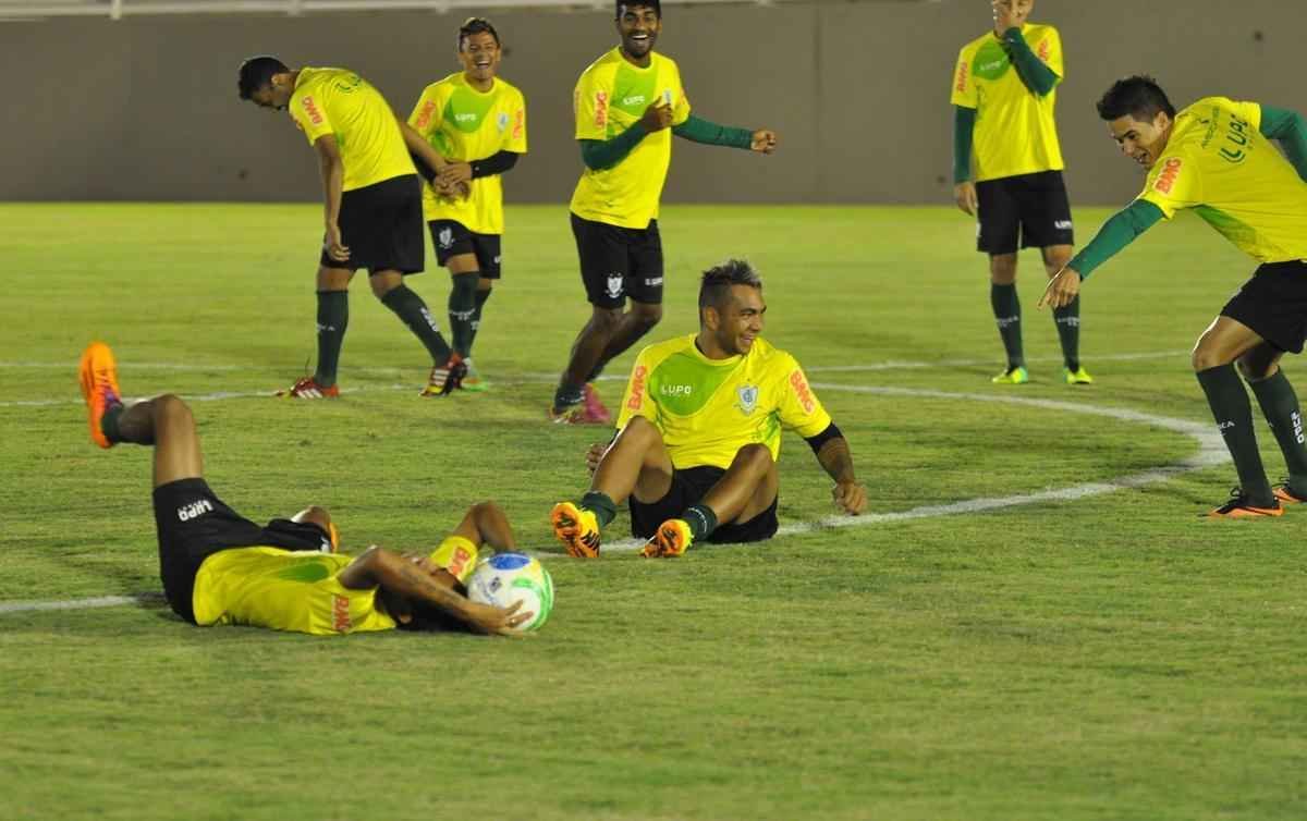O Amrica deu sequncia  sua preparao para enfrentar o Nutico, no sbado, pela nona rodada da Srie B do Campeonato Brasileiro. Na noite desta quinta-feira, os jogadores fizeram um treino no Estdio Soares Azevedo, em Muria, na Zona da Mata mineira. No houve realizao de coletivo, mas sim atividades de toque de bola, finalizaes, cruzamentos e bolas paradas. Na manh desta sexta, os atletas trabalham pela ltima vez e retornam  concentrao. Lder da Segunda Diviso, o Coelho pegar o Timbu s 16h20 de sbado.