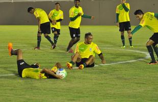 O Amrica deu sequncia  sua preparao para enfrentar o Nutico, no sbado, pela nona rodada da Srie B do Campeonato Brasileiro. Na noite desta quinta-feira, os jogadores fizeram um treino no Estdio Soares Azevedo, em Muria, na Zona da Mata mineira. No houve realizao de coletivo, mas sim atividades de toque de bola, finalizaes, cruzamentos e bolas paradas. Na manh desta sexta, os atletas trabalham pela ltima vez e retornam  concentrao. Lder da Segunda Diviso, o Coelho pegar o Timbu s 16h20 de sbado.