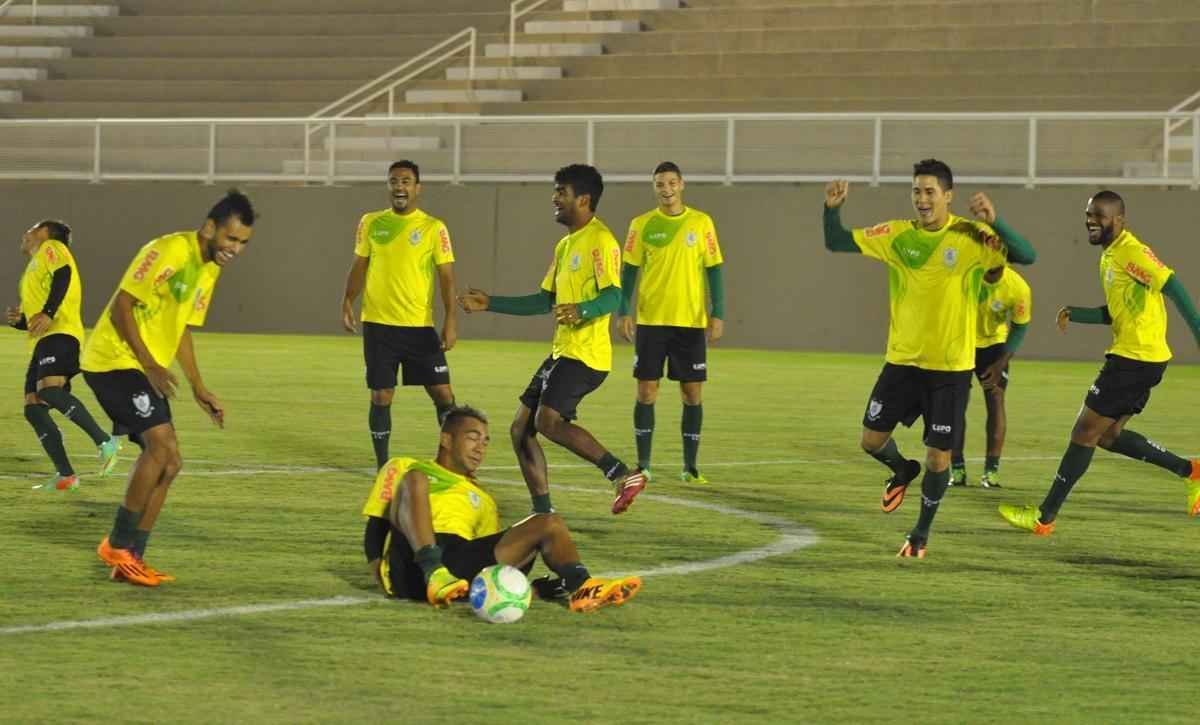 O Amrica deu sequncia  sua preparao para enfrentar o Nutico, no sbado, pela nona rodada da Srie B do Campeonato Brasileiro. Na noite desta quinta-feira, os jogadores fizeram um treino no Estdio Soares Azevedo, em Muria, na Zona da Mata mineira. No houve realizao de coletivo, mas sim atividades de toque de bola, finalizaes, cruzamentos e bolas paradas. Na manh desta sexta, os atletas trabalham pela ltima vez e retornam  concentrao. Lder da Segunda Diviso, o Coelho pegar o Timbu s 16h20 de sbado.