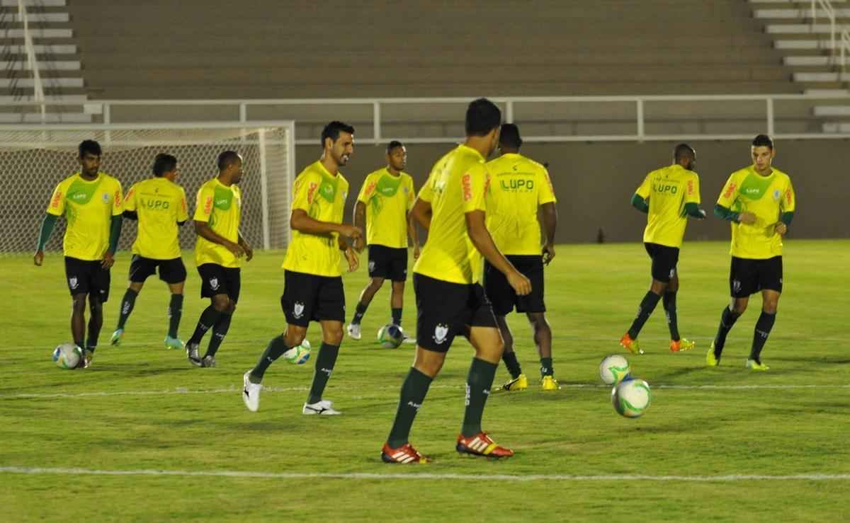 O Amrica deu sequncia  sua preparao para enfrentar o Nutico, no sbado, pela nona rodada da Srie B do Campeonato Brasileiro. Na noite desta quinta-feira, os jogadores fizeram um treino no Estdio Soares Azevedo, em Muria, na Zona da Mata mineira. No houve realizao de coletivo, mas sim atividades de toque de bola, finalizaes, cruzamentos e bolas paradas. Na manh desta sexta, os atletas trabalham pela ltima vez e retornam  concentrao. Lder da Segunda Diviso, o Coelho pegar o Timbu s 16h20 de sbado.