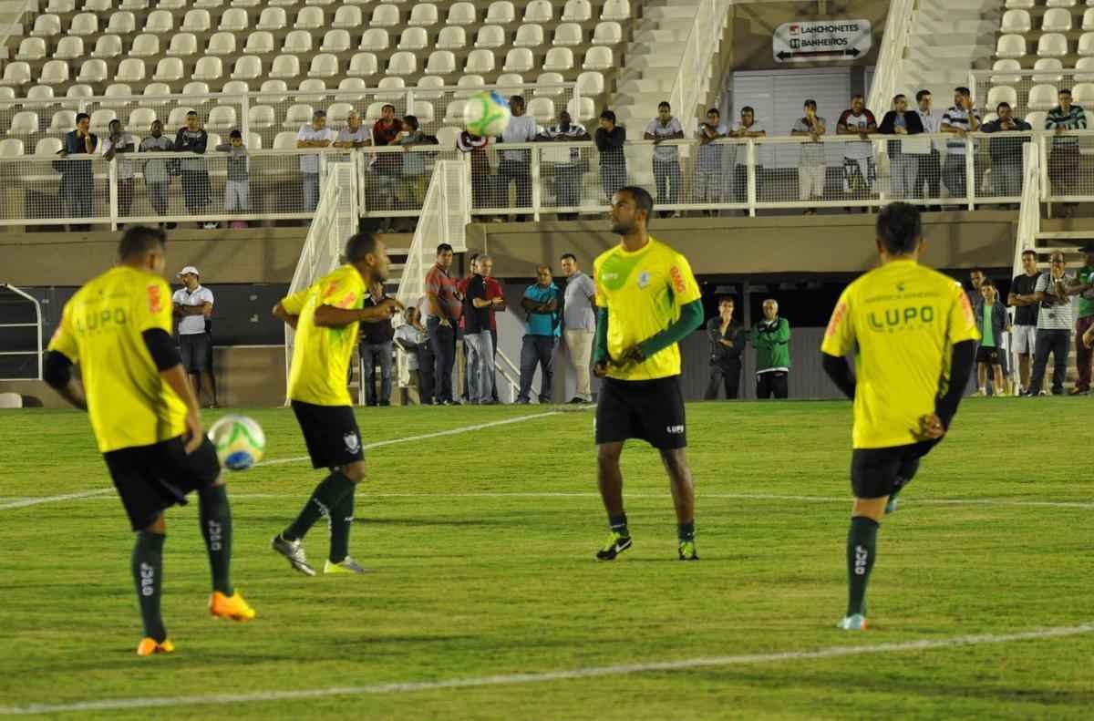 O Amrica deu sequncia  sua preparao para enfrentar o Nutico, no sbado, pela nona rodada da Srie B do Campeonato Brasileiro. Na noite desta quinta-feira, os jogadores fizeram um treino no Estdio Soares Azevedo, em Muria, na Zona da Mata mineira. No houve realizao de coletivo, mas sim atividades de toque de bola, finalizaes, cruzamentos e bolas paradas. Na manh desta sexta, os atletas trabalham pela ltima vez e retornam  concentrao. Lder da Segunda Diviso, o Coelho pegar o Timbu s 16h20 de sbado.