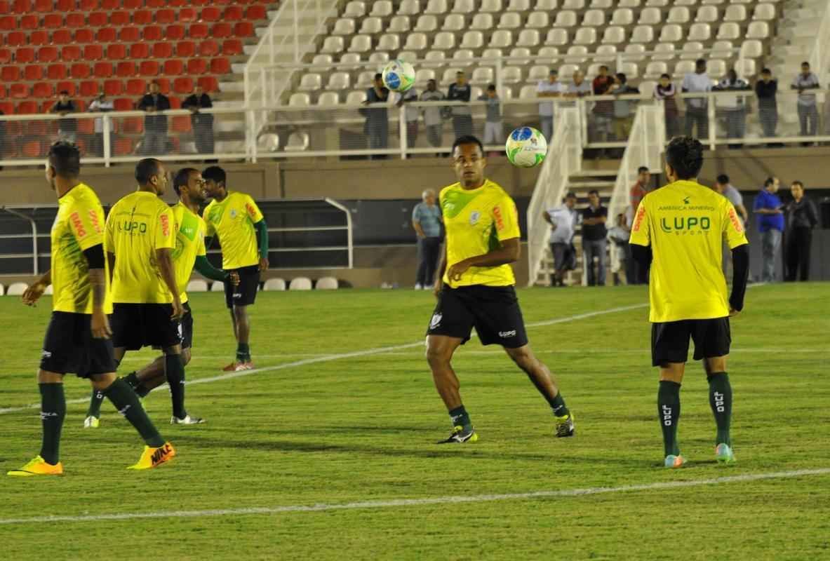 O Amrica deu sequncia  sua preparao para enfrentar o Nutico, no sbado, pela nona rodada da Srie B do Campeonato Brasileiro. Na noite desta quinta-feira, os jogadores fizeram um treino no Estdio Soares Azevedo, em Muria, na Zona da Mata mineira. No houve realizao de coletivo, mas sim atividades de toque de bola, finalizaes, cruzamentos e bolas paradas. Na manh desta sexta, os atletas trabalham pela ltima vez e retornam  concentrao. Lder da Segunda Diviso, o Coelho pegar o Timbu s 16h20 de sbado.