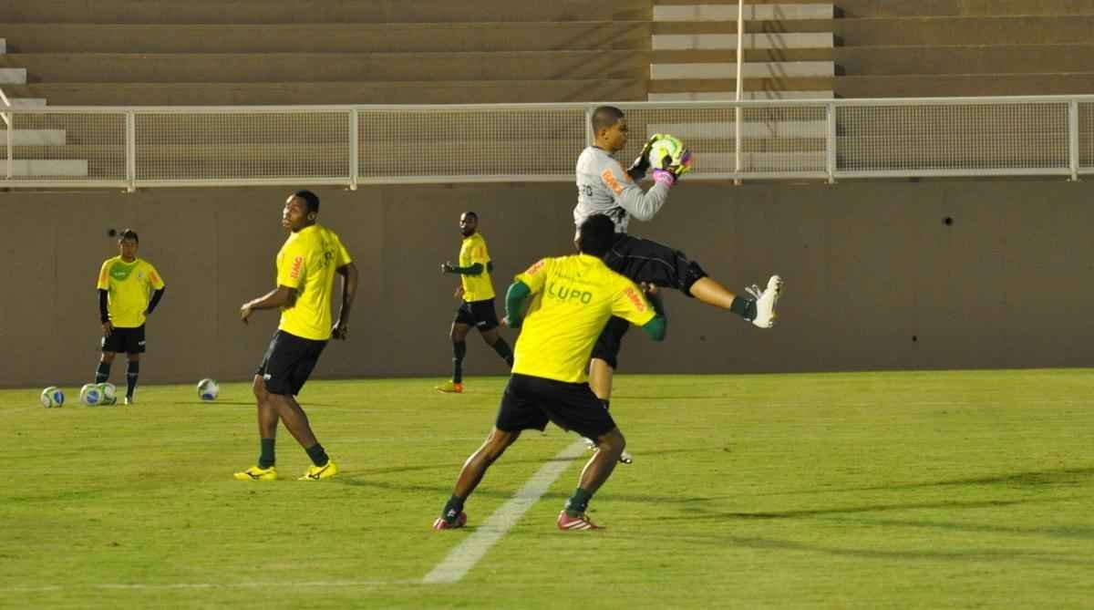 O Amrica deu sequncia  sua preparao para enfrentar o Nutico, no sbado, pela nona rodada da Srie B do Campeonato Brasileiro. Na noite desta quinta-feira, os jogadores fizeram um treino no Estdio Soares Azevedo, em Muria, na Zona da Mata mineira. No houve realizao de coletivo, mas sim atividades de toque de bola, finalizaes, cruzamentos e bolas paradas. Na manh desta sexta, os atletas trabalham pela ltima vez e retornam  concentrao. Lder da Segunda Diviso, o Coelho pegar o Timbu s 16h20 de sbado.