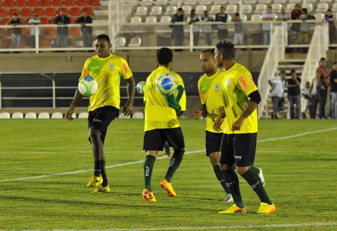 O Amrica deu sequncia  sua preparao para enfrentar o Nutico, no sbado, pela nona rodada da Srie B do Campeonato Brasileiro. Na noite desta quinta-feira, os jogadores fizeram um treino no Estdio Soares Azevedo, em Muria, na Zona da Mata mineira. No houve realizao de coletivo, mas sim atividades de toque de bola, finalizaes, cruzamentos e bolas paradas. Na manh desta sexta, os atletas trabalham pela ltima vez e retornam  concentrao. Lder da Segunda Diviso, o Coelho pegar o Timbu s 16h20 de sbado.