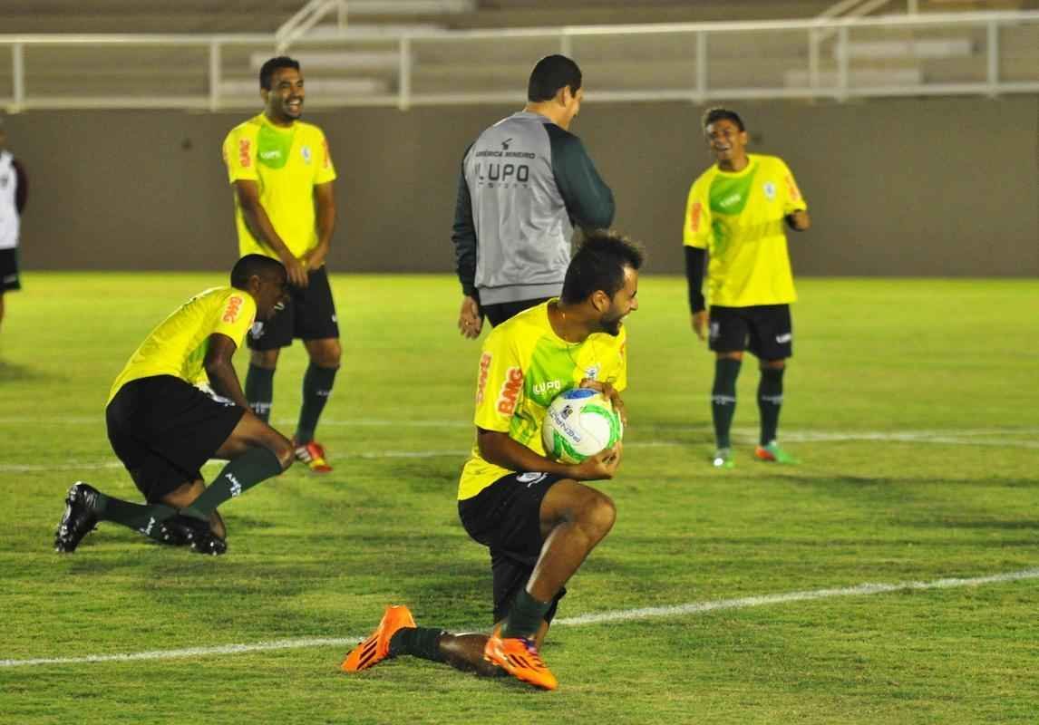O Amrica deu sequncia  sua preparao para enfrentar o Nutico, no sbado, pela nona rodada da Srie B do Campeonato Brasileiro. Na noite desta quinta-feira, os jogadores fizeram um treino no Estdio Soares Azevedo, em Muria, na Zona da Mata mineira. No houve realizao de coletivo, mas sim atividades de toque de bola, finalizaes, cruzamentos e bolas paradas. Na manh desta sexta, os atletas trabalham pela ltima vez e retornam  concentrao. Lder da Segunda Diviso, o Coelho pegar o Timbu s 16h20 de sbado.