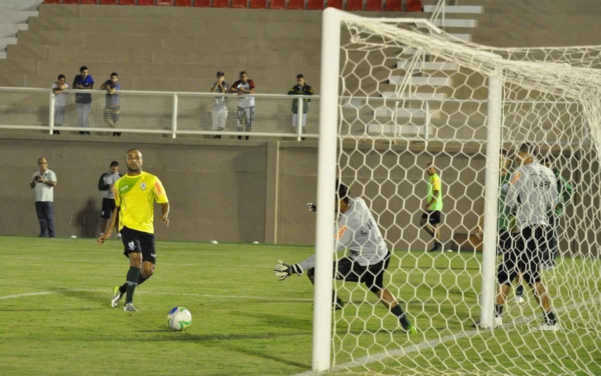 O Amrica deu sequncia  sua preparao para enfrentar o Nutico, no sbado, pela nona rodada da Srie B do Campeonato Brasileiro. Na noite desta quinta-feira, os jogadores fizeram um treino no Estdio Soares Azevedo, em Muria, na Zona da Mata mineira. No houve realizao de coletivo, mas sim atividades de toque de bola, finalizaes, cruzamentos e bolas paradas. Na manh desta sexta, os atletas trabalham pela ltima vez e retornam  concentrao. Lder da Segunda Diviso, o Coelho pegar o Timbu s 16h20 de sbado.