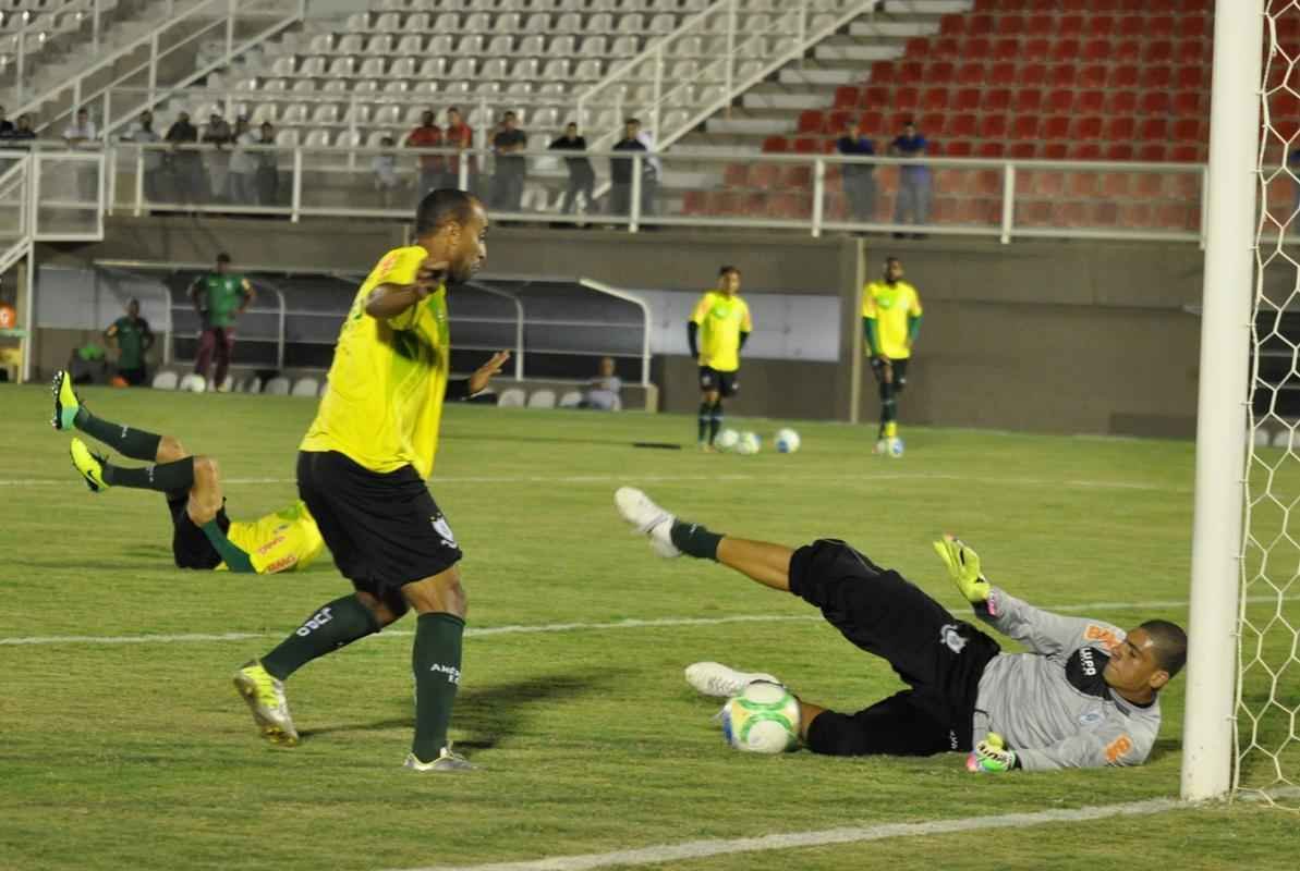 O Amrica deu sequncia  sua preparao para enfrentar o Nutico, no sbado, pela nona rodada da Srie B do Campeonato Brasileiro. Na noite desta quinta-feira, os jogadores fizeram um treino no Estdio Soares Azevedo, em Muria, na Zona da Mata mineira. No houve realizao de coletivo, mas sim atividades de toque de bola, finalizaes, cruzamentos e bolas paradas. Na manh desta sexta, os atletas trabalham pela ltima vez e retornam  concentrao. Lder da Segunda Diviso, o Coelho pegar o Timbu s 16h20 de sbado.