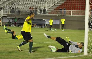 O Amrica deu sequncia  sua preparao para enfrentar o Nutico, no sbado, pela nona rodada da Srie B do Campeonato Brasileiro. Na noite desta quinta-feira, os jogadores fizeram um treino no Estdio Soares Azevedo, em Muria, na Zona da Mata mineira. No houve realizao de coletivo, mas sim atividades de toque de bola, finalizaes, cruzamentos e bolas paradas. Na manh desta sexta, os atletas trabalham pela ltima vez e retornam  concentrao. Lder da Segunda Diviso, o Coelho pegar o Timbu s 16h20 de sbado.