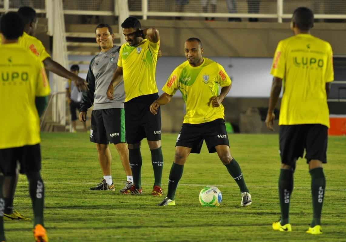 O Amrica deu sequncia  sua preparao para enfrentar o Nutico, no sbado, pela nona rodada da Srie B do Campeonato Brasileiro. Na noite desta quinta-feira, os jogadores fizeram um treino no Estdio Soares Azevedo, em Muria, na Zona da Mata mineira. No houve realizao de coletivo, mas sim atividades de toque de bola, finalizaes, cruzamentos e bolas paradas. Na manh desta sexta, os atletas trabalham pela ltima vez e retornam  concentrao. Lder da Segunda Diviso, o Coelho pegar o Timbu s 16h20 de sbado.