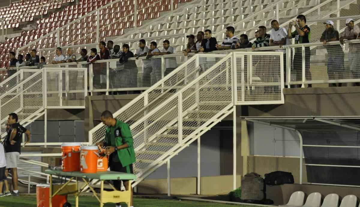 O Amrica deu sequncia  sua preparao para enfrentar o Nutico, no sbado, pela nona rodada da Srie B do Campeonato Brasileiro. Na noite desta quinta-feira, os jogadores fizeram um treino no Estdio Soares Azevedo, em Muria, na Zona da Mata mineira. No houve realizao de coletivo, mas sim atividades de toque de bola, finalizaes, cruzamentos e bolas paradas. Na manh desta sexta, os atletas trabalham pela ltima vez e retornam  concentrao. Lder da Segunda Diviso, o Coelho pegar o Timbu s 16h20 de sbado.