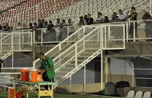 O Amrica deu sequncia  sua preparao para enfrentar o Nutico, no sbado, pela nona rodada da Srie B do Campeonato Brasileiro. Na noite desta quinta-feira, os jogadores fizeram um treino no Estdio Soares Azevedo, em Muria, na Zona da Mata mineira. No houve realizao de coletivo, mas sim atividades de toque de bola, finalizaes, cruzamentos e bolas paradas. Na manh desta sexta, os atletas trabalham pela ltima vez e retornam  concentrao. Lder da Segunda Diviso, o Coelho pegar o Timbu s 16h20 de sbado.