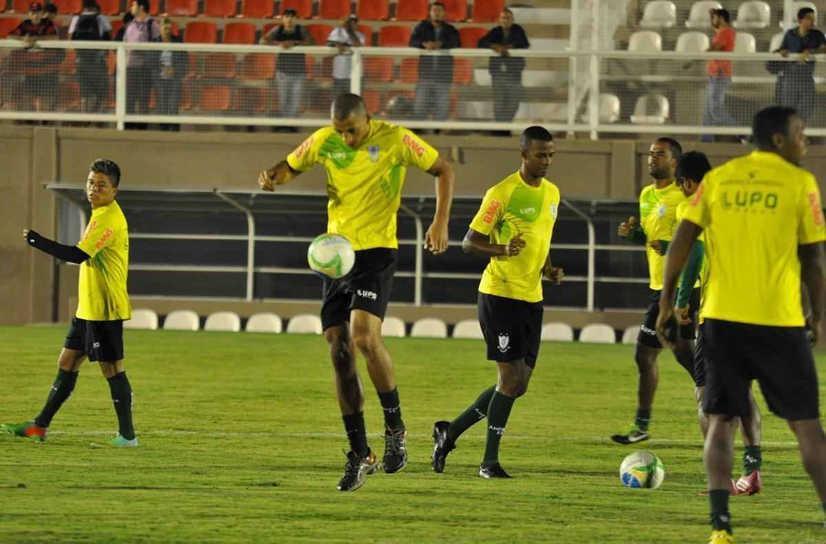 O Amrica deu sequncia  sua preparao para enfrentar o Nutico, no sbado, pela nona rodada da Srie B do Campeonato Brasileiro. Na noite desta quinta-feira, os jogadores fizeram um treino no Estdio Soares Azevedo, em Muria, na Zona da Mata mineira. No houve realizao de coletivo, mas sim atividades de toque de bola, finalizaes, cruzamentos e bolas paradas. Na manh desta sexta, os atletas trabalham pela ltima vez e retornam  concentrao. Lder da Segunda Diviso, o Coelho pegar o Timbu s 16h20 de sbado.