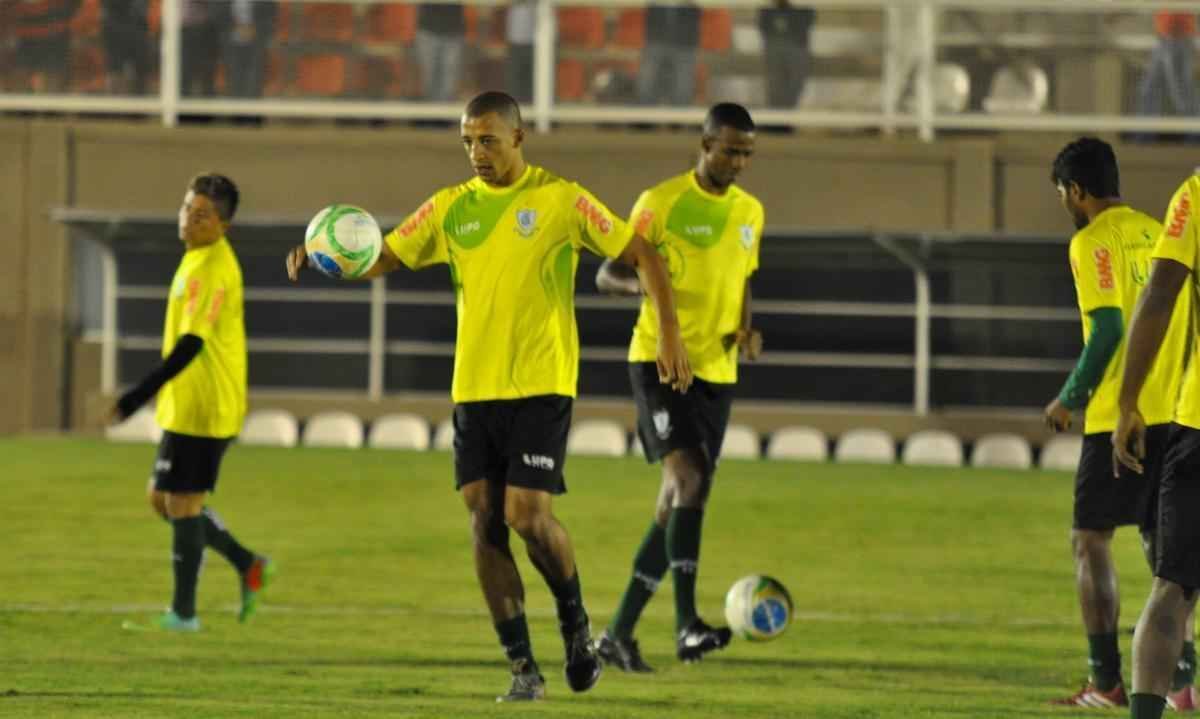 O Amrica deu sequncia  sua preparao para enfrentar o Nutico, no sbado, pela nona rodada da Srie B do Campeonato Brasileiro. Na noite desta quinta-feira, os jogadores fizeram um treino no Estdio Soares Azevedo, em Muria, na Zona da Mata mineira. No houve realizao de coletivo, mas sim atividades de toque de bola, finalizaes, cruzamentos e bolas paradas. Na manh desta sexta, os atletas trabalham pela ltima vez e retornam  concentrao. Lder da Segunda Diviso, o Coelho pegar o Timbu s 16h20 de sbado.