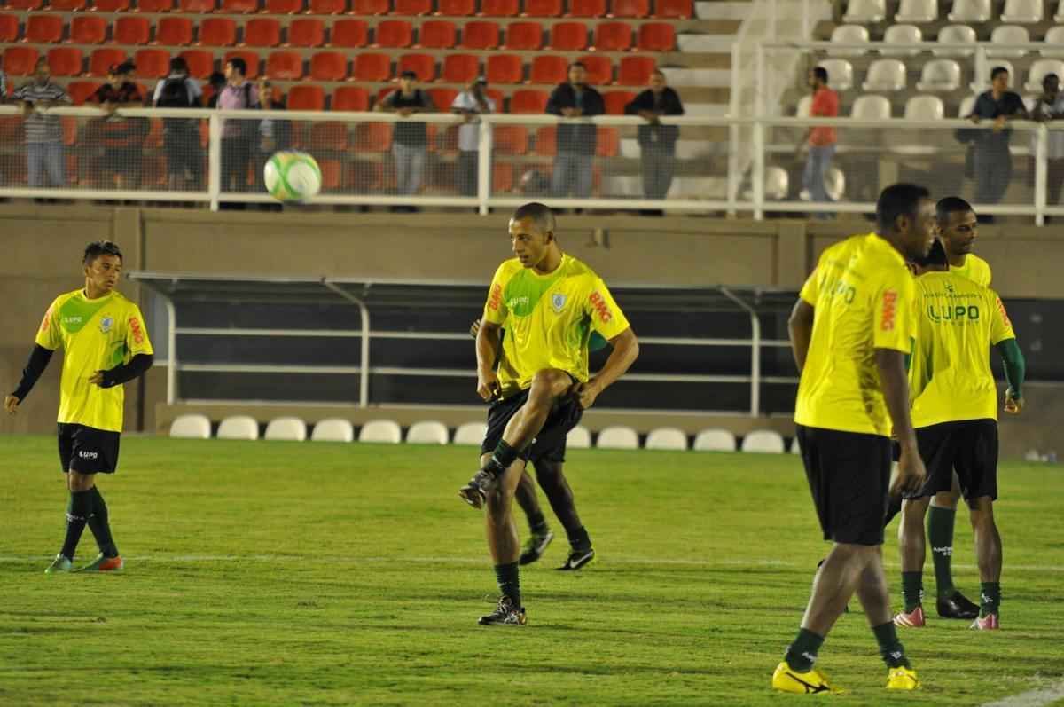 O Amrica deu sequncia  sua preparao para enfrentar o Nutico, no sbado, pela nona rodada da Srie B do Campeonato Brasileiro. Na noite desta quinta-feira, os jogadores fizeram um treino no Estdio Soares Azevedo, em Muria, na Zona da Mata mineira. No houve realizao de coletivo, mas sim atividades de toque de bola, finalizaes, cruzamentos e bolas paradas. Na manh desta sexta, os atletas trabalham pela ltima vez e retornam  concentrao. Lder da Segunda Diviso, o Coelho pegar o Timbu s 16h20 de sbado.