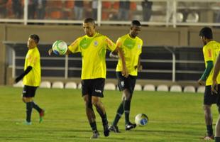 O Amrica deu sequncia  sua preparao para enfrentar o Nutico, no sbado, pela nona rodada da Srie B do Campeonato Brasileiro. Na noite desta quinta-feira, os jogadores fizeram um treino no Estdio Soares Azevedo, em Muria, na Zona da Mata mineira. No houve realizao de coletivo, mas sim atividades de toque de bola, finalizaes, cruzamentos e bolas paradas. Na manh desta sexta, os atletas trabalham pela ltima vez e retornam  concentrao. Lder da Segunda Diviso, o Coelho pegar o Timbu s 16h20 de sbado.