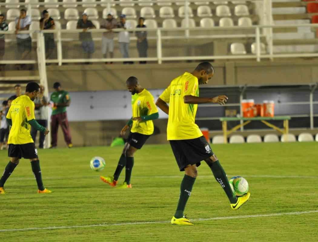 O Amrica deu sequncia  sua preparao para enfrentar o Nutico, no sbado, pela nona rodada da Srie B do Campeonato Brasileiro. Na noite desta quinta-feira, os jogadores fizeram um treino no Estdio Soares Azevedo, em Muria, na Zona da Mata mineira. No houve realizao de coletivo, mas sim atividades de toque de bola, finalizaes, cruzamentos e bolas paradas. Na manh desta sexta, os atletas trabalham pela ltima vez e retornam  concentrao. Lder da Segunda Diviso, o Coelho pegar o Timbu s 16h20 de sbado.