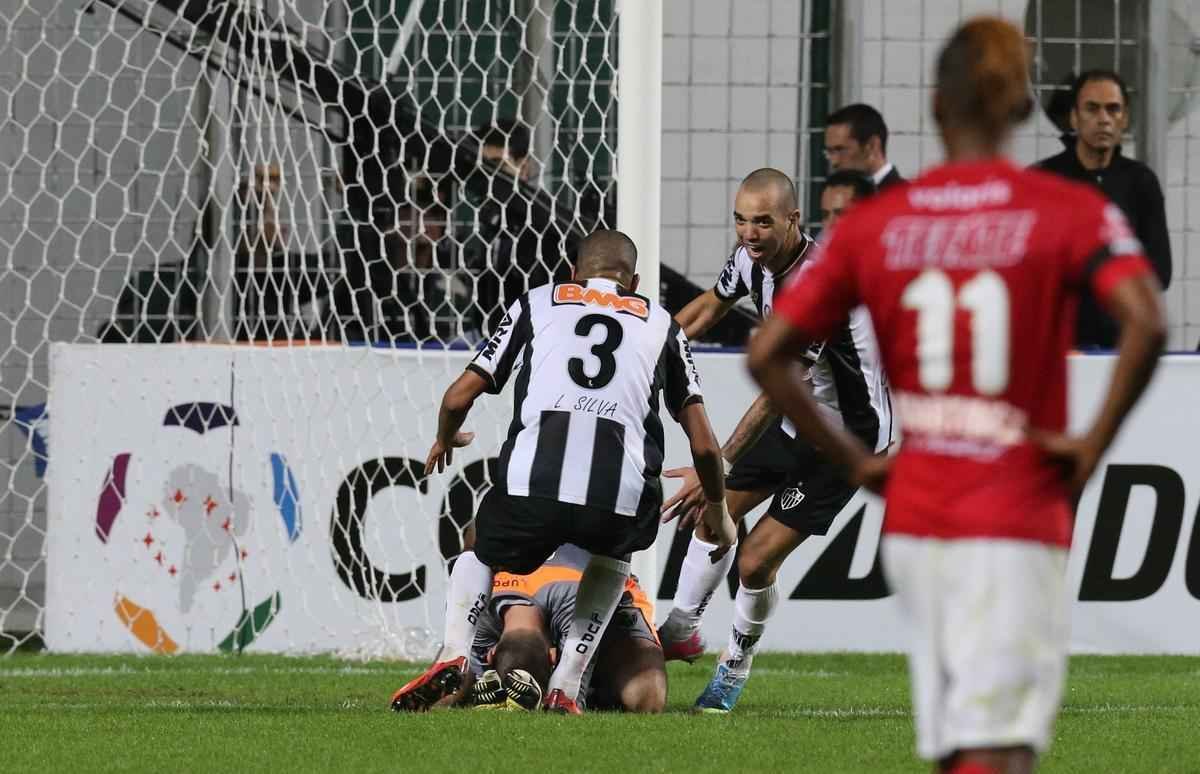 No dia 30 de maio de 2013, Victor salvou o Atltico da eliminao na Libertadores. Depois, clube se tornaria o campeo