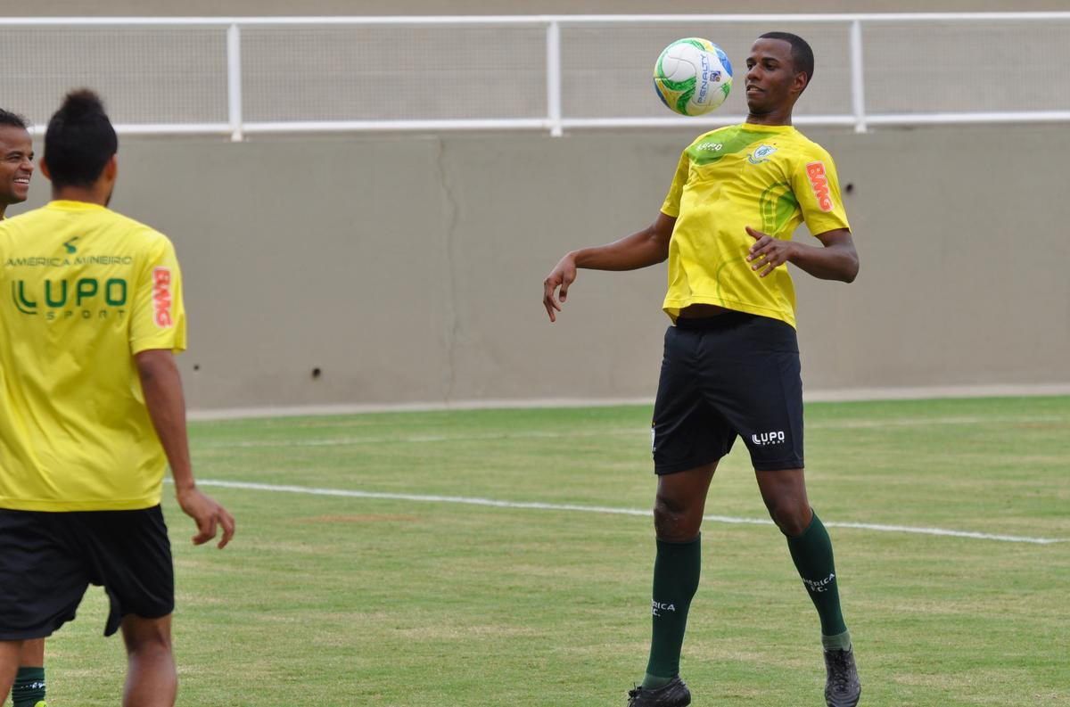 Imagens do treino do Amrica no Estdio Soares de Azevedo, em Muria