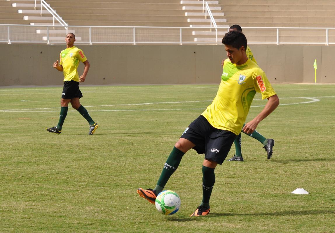Imagens do treino do Amrica no Estdio Soares de Azevedo, em Muria