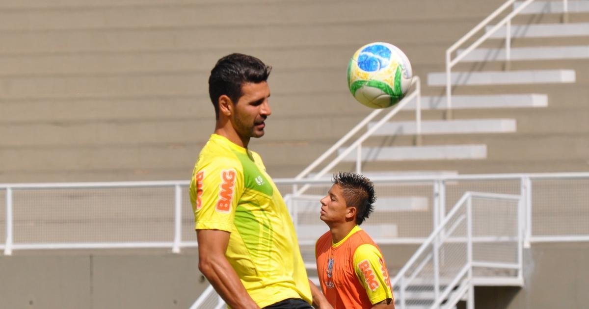 Imagens do treino do Amrica no Estdio Soares de Azevedo, em Muria