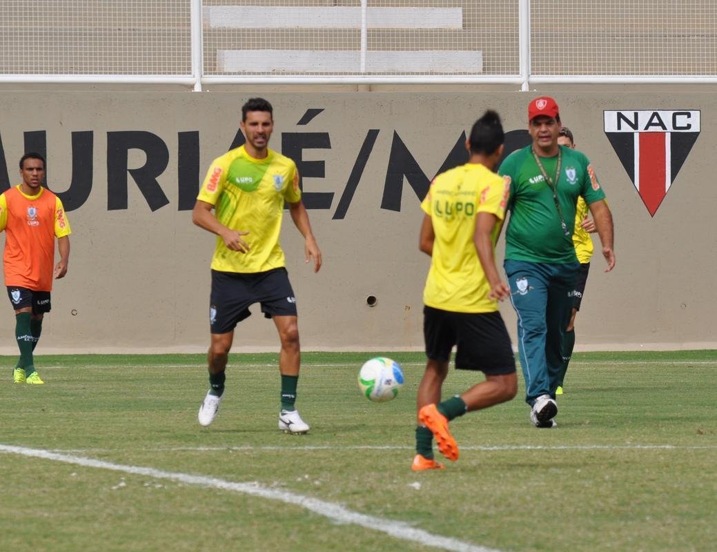 Imagens do treino do Amrica no Estdio Soares de Azevedo, em Muria