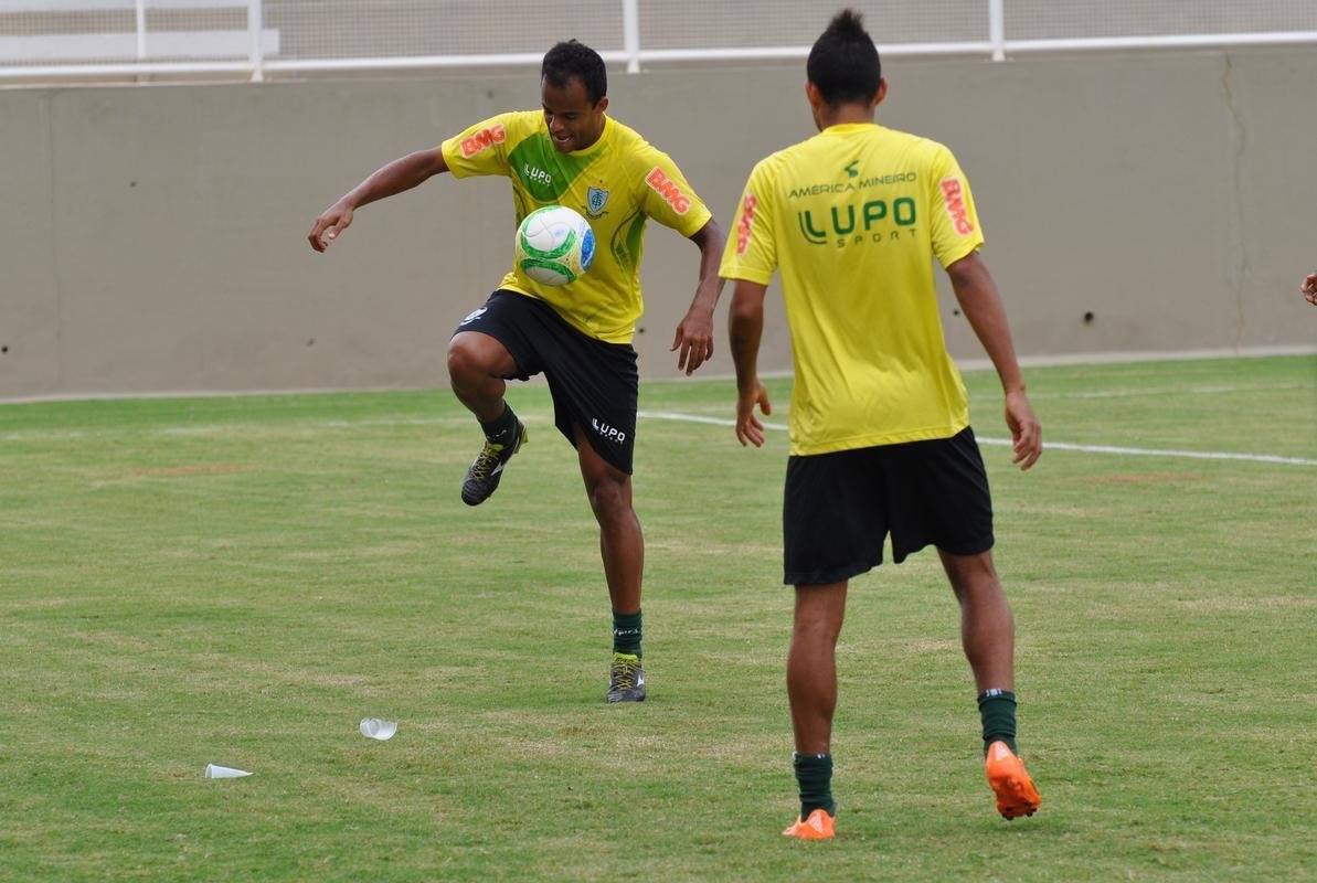 Imagens do treino do Amrica no Estdio Soares de Azevedo, em Muria